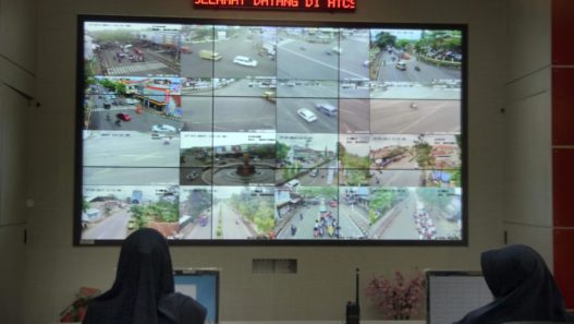 Petugas ATCS Banyumas mengamati monitor lalu lintas