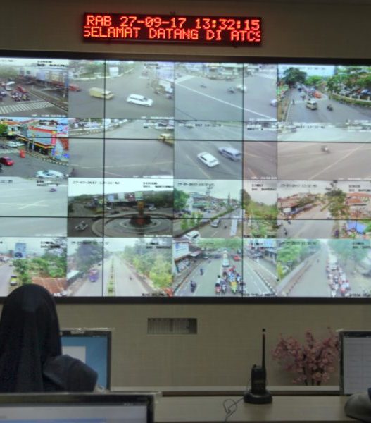 Petugas ATCS Banyumas mengamati monitor lalu lintas
