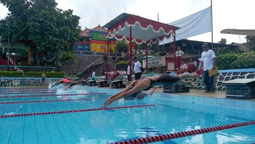 Kolam renang owabong