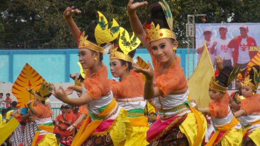 TARI OLAHRAGA : Tarian lokal yang dibalut dengan tema olahraga menjadi momen pembuka Popda 2019, yang digelar mulai Jumat (8/2) hingga Senin (11/2) di Stadion Wijayakusuma.