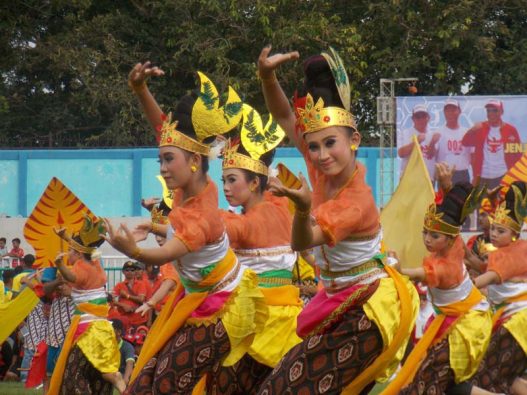 TARI OLAHRAGA : Tarian lokal yang dibalut dengan tema olahraga menjadi momen pembuka Popda 2019, yang digelar mulai Jumat (8/2) hingga Senin (11/2) di Stadion Wijayakusuma.