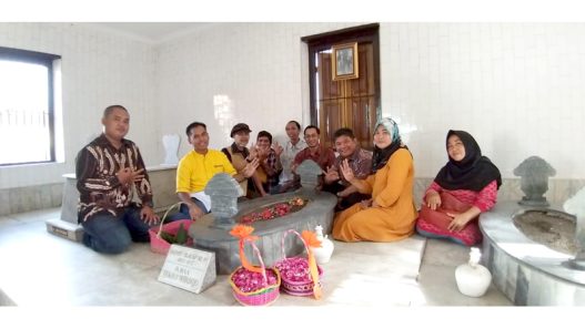 Wirendra berkunjung ke makam leluhur