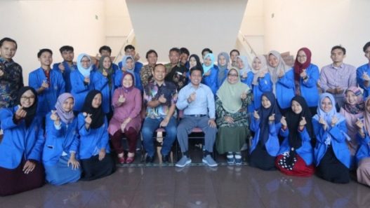 FOTO BERSAMA : Mahasiswa penerima beasiswa unggulan dari Kemendikbud foto bersama pimpinan UMP.