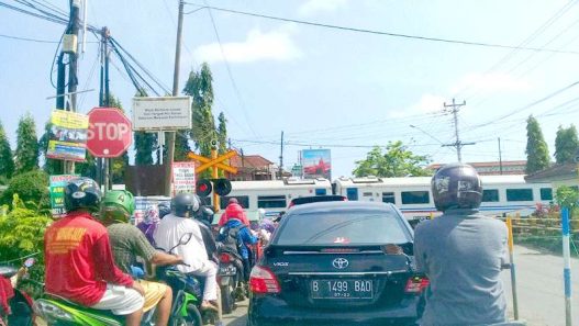 Ilustrasi : Perlintasan sebidang antara jalur kereta api dengan jalan raya yang kerap menimbulkan kemacetan, seperti di Jalan Ahmad Yani Kroya.