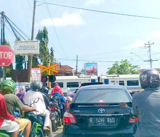 Ilustrasi : Perlintasan sebidang antara jalur kereta api dengan jalan raya yang kerap menimbulkan kemacetan, seperti di Jalan Ahmad Yani Kroya.