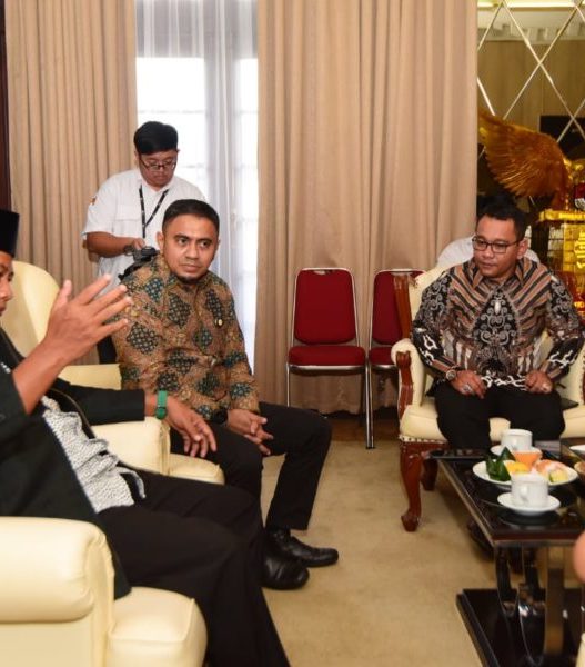 Wakil Gubernur Jawa Barat (Jabar) Uu Ruzhanul Ulum saat beraudiensi dengan Tim Nasional Percepatan Penanggulangan Kemiskinan Sekretariat Wakil Presiden Kementerian Sekretariat Negara RI di Gedung Sate, Kota Bandung, Rabu (19/2/20). (Foto: Dudi/Humas Jabar)