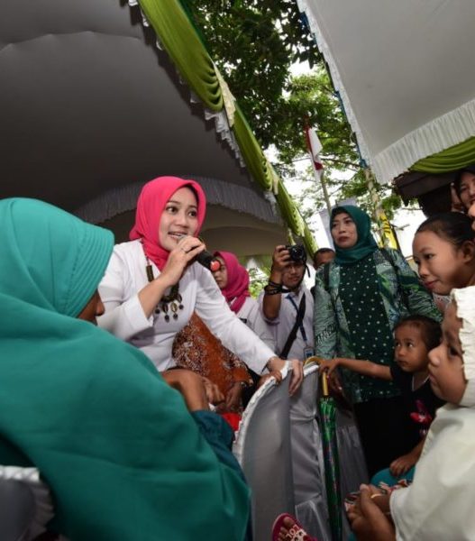 Ketua Tim Penggerak PKK Provinsi Jawa Barat Atalia Praratya Ridwan Kamil saat melakukan Sarling (Siaran Keliling) di Kabupaten Indramayu, Rabu (19/2/20). (Foto: Yogi/Humas Jabar)