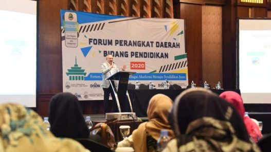 Sekretaris Daerah (Sekda) Provinsi Jawa Barat (Jabar) Setiawan Wangsaatmaja menutup kegiatan Pelaksanaan Forum OPD Bidang Pendidikan Provinsi Jawa Barat di él Hotel Royale, Kota Bandung, Rabu (19/2/20). (Foto: Tatang/Humas Jabar)