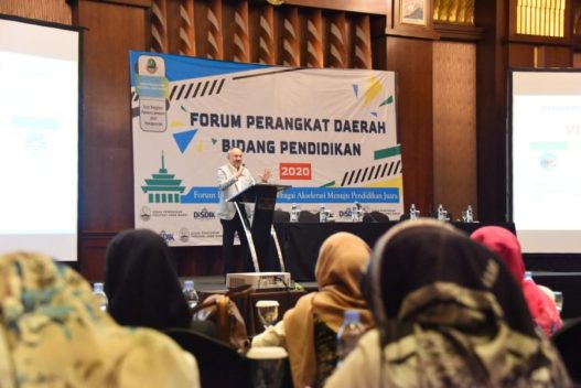 Sekretaris Daerah (Sekda) Provinsi Jawa Barat (Jabar) Setiawan Wangsaatmaja menutup kegiatan Pelaksanaan Forum OPD Bidang Pendidikan Provinsi Jawa Barat di él Hotel Royale, Kota Bandung, Rabu (19/2/20). (Foto: Tatang/Humas Jabar)