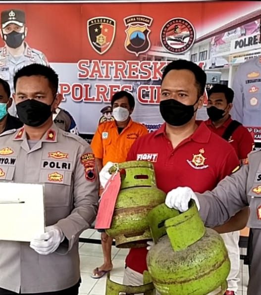 Curi Tabung Gas Sepeda Motor Tertinggal