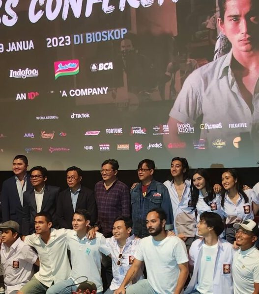 INSTAGRAM BALADA SI ROY GALA PREMIERE: Sejumlah pemain, penulis novel, dan sutradara film Balada Si Roy berfoto bersama usai Gala Premiere di Epicentrum XXI, Jakarta Selatan, Selasa 10 Januari 2023.