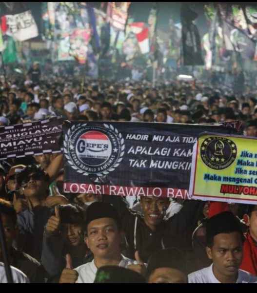 Ribuan orang memadati lapangan sejak sore hari dan larut dalam kesatuan membaca sholawat. Foto Humas Pemda Banyumas
