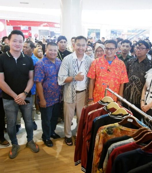 Sandiaga Salahuddin Uno Menteri Pariwisata dan Ekonomi Kreatif Republik Indonesia, Bersama Kepala Perwakilan BI Purwokerto Rony Hartawan meninjau Jaket karya desainer Ari Nugroho