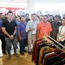 Sandiaga Salahuddin Uno Menteri Pariwisata dan Ekonomi Kreatif Republik Indonesia, Bersama Kepala Perwakilan BI Purwokerto Rony Hartawan meninjau Jaket karya desainer Ari Nugroho