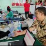 PARTISIPASI: General Manager SBI Cilacap, Edi Sarwono (baju batik) memberikan semangat dengan berpartisipasi mendonorkan darahnya dalam rangka memperingati Bulan K3 Nasional 2024.
