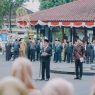 Bupati Banyumas Sadewo Tri Lastiono memimpin apel pagi perdana di halaman Halaman Pendopo Si Panji Purwokerto pada Senin (3/3/2025).