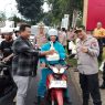 Ketua PWI Banyumas Lilik Dharmawan bersama Kapolresta Banyumas, Kombes Pol Dr. Ari Wibowo, S.I.K., M.H., membagikan takjil kepada masyarakat