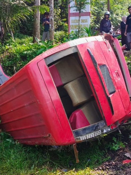 TERGULING : Diduga tak kuat menanjak, mobil yang membawa rombongan kondangan ini terguling di Cilongok