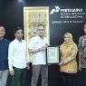 Diserahkan secara simbolis Sertifikat ISO 50001:2018 oleh tim Sucofindo kepada Aqwamus Shoif, Pjs. General Manager Kilang Cilacap, didampingi Jefri A. Simanjuntak selaku Manager Engdev, di Head Office Kilang Cilacap pada Jumat (11/4/2025).