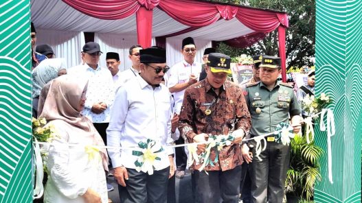 Ketua Badan Amil Zakat Nasional (Baznas) Republik Indonesia, KH Noor Achmad didampingi Ketua Baznas Jawa Tengah KH Ahmad Darodji dan Bupati Banyumas Sadewo Tri Lastiono meluncurkan ZCorner Baznas Alun-alun Banyumas Selasa 15 April 2025.