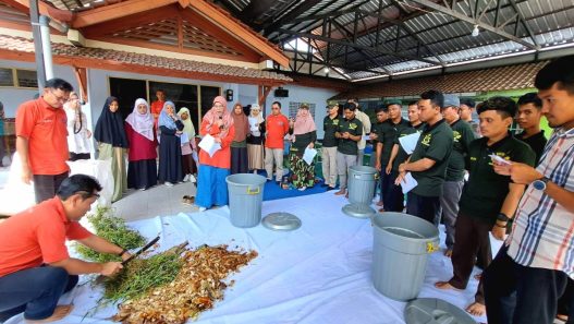 Pengembangan Kewirausahaan Pupuk Organik Cair (POC) sebagai Usaha Kreatif bagi Generasi Muda Muhammadiyah di PCM Patikraja