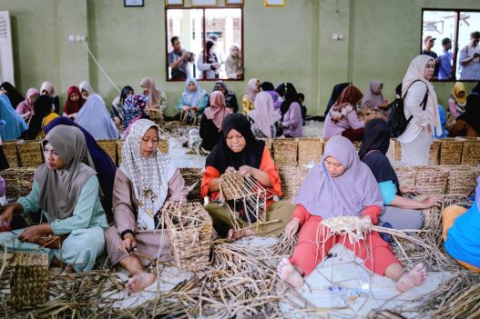 Bupati Banyumas Sadewo Tri Lastiono, mendampingi Menteri Sosial Republik Indonesia, Saifullah Yusuf, dalam kunjungan kerja ke Desa Kalisalak, Kecamatan Kebasen, Kabupaten Banyumas, pada Kamis (23/04/2025).