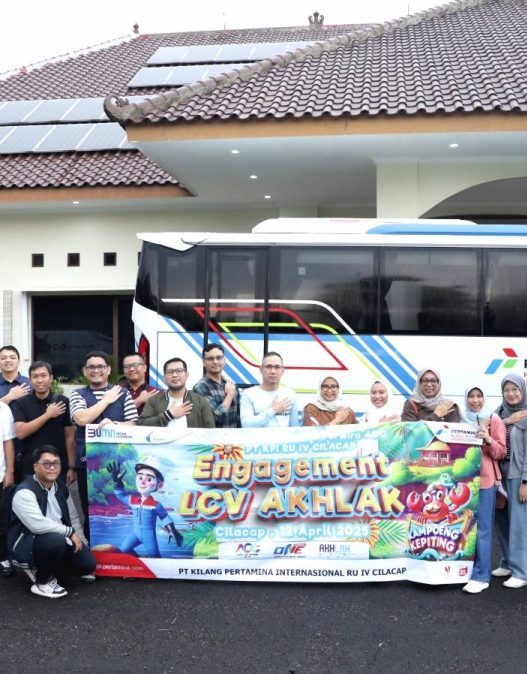 Sosialisasi Budaya AKHLAK 2025 dengan tagline “PRIMA” untuk jajaran manajemen dan perwira Kilang Cilacap. Kegiatan ini dilakukan di Kapal Wisata Bahari saat perjalanan menuju Kampoeng Kepiting, Kelurahan Kutawaru, Cilacap Tengah, Sabtu (12/4/2025).