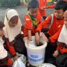 245 siswa mi sambas praktik membuat kompos