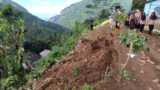 9 rumah di sirau terancam longsor