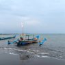 Aktivitas nelayan merawat perahunya di pesisir selatan cilacap