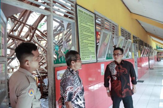 Atap sdn 1 candiwulan roboh, ketua dprd purbalingga minta pemerintah lakukan inventarisasi bangunan sekolah tua