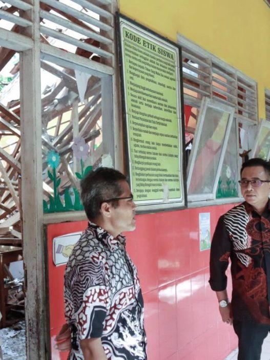 Atap sdn 1 candiwulan roboh, ketua dprd purbalingga minta pemerintah lakukan inventarisasi bangunan sekolah tua