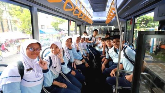 Bahagia shaqia almira azka bersama teman temannya terlihat sangat menikmati perjalanan plesir ke pantai suwuk, kemarin.