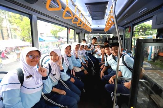 Bahagia shaqia almira azka bersama teman temannya terlihat sangat menikmati perjalanan plesir ke pantai suwuk, kemarin.
