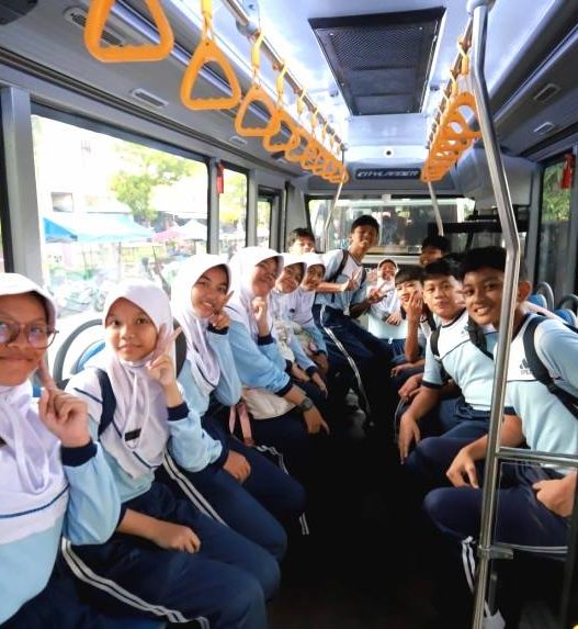 Bahagia shaqia almira azka bersama teman temannya terlihat sangat menikmati perjalanan plesir ke pantai suwuk, kemarin.