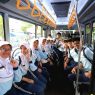 Bahagia shaqia almira azka bersama teman temannya terlihat sangat menikmati perjalanan plesir ke pantai suwuk, kemarin.
