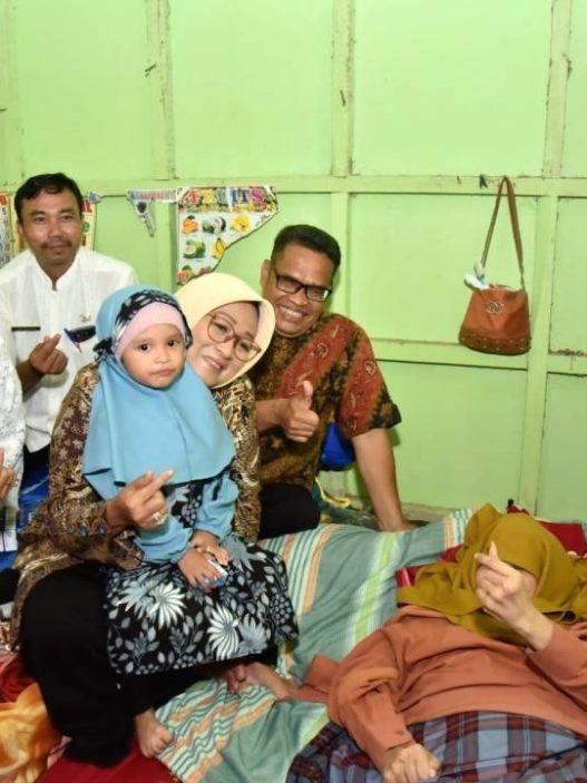 Bupati kebumen hj lilis nuryani saat mengunjungi rumah warga
