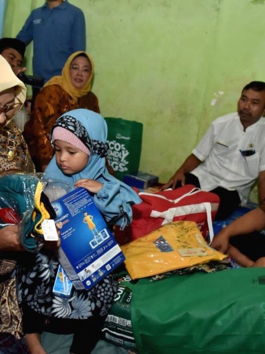 Bupati kebumen kunjungi rumah sepasang suami istri penderita polio dan celebral palsy