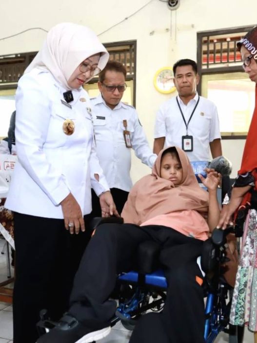 Bupati kebumen salurkan alat bantu untuk 116 siswa slb