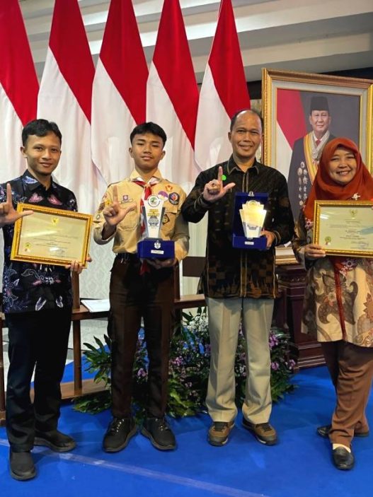 Dari tugas sekolah hingga debat redaksi majalah