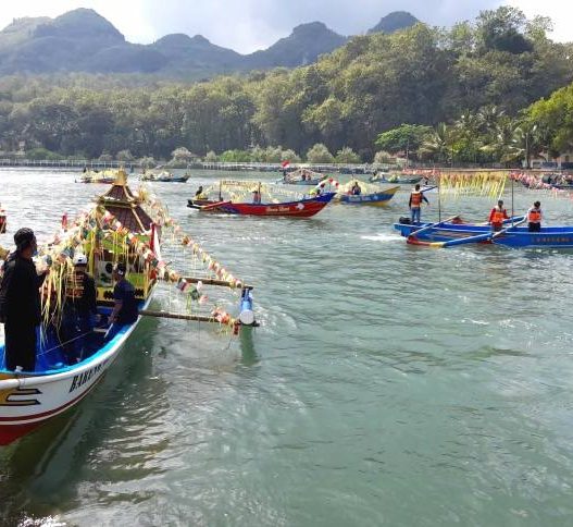 Even wisata kegiatan larungan jolen di desa jetis yang jadi salah satu even wisata di cilacap.