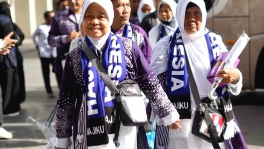 Haji calon jemaah haji indonesia saat tiba di tabah tower hotel. kedatangan kloter pertama ini menjadi penanda dimulainya musim haji 2025