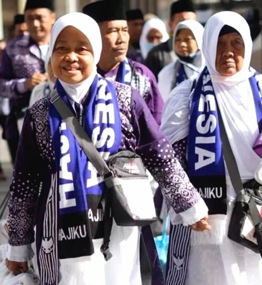 Haji calon jemaah haji indonesia saat tiba di tabah tower hotel. kedatangan kloter pertama ini menjadi penanda dimulainya musim haji 2025