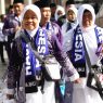 Haji calon jemaah haji indonesia saat tiba di tabah tower hotel. kedatangan kloter pertama ini menjadi penanda dimulainya musim haji 2025