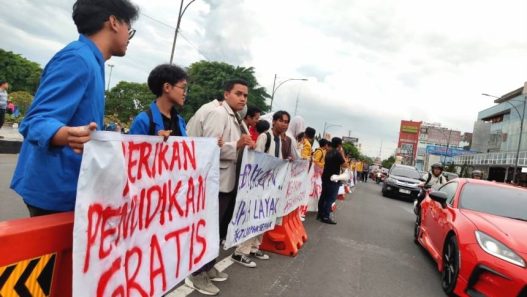 Hardiknas, mahasiswa gelar aksi orasi di alun alun purwokerto