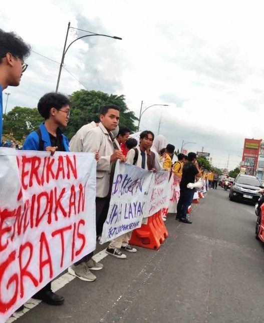 Hardiknas, mahasiswa gelar aksi orasi di alun alun purwokerto