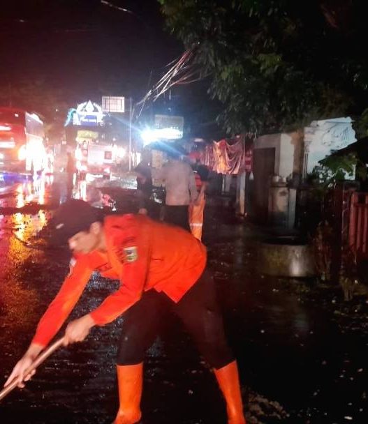 Hujan deras picu banjir di ayah dan rowokele