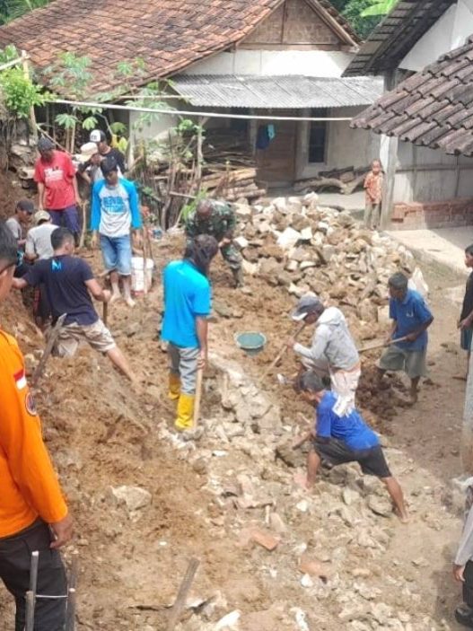 Hujan kembali picu longsor
