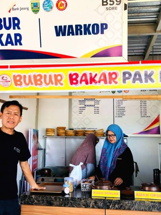 Inovasi bubur ayam dibakar dalam kuali tanah liat yang menggoda selera