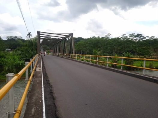 Jalan baru belum ada garis marka jalan di ruas bobotsari karanganyar